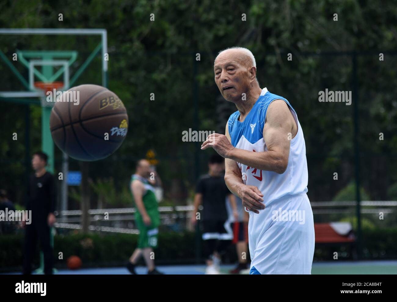 (200805) -- JINAN, 5 agosto 2020 (Xinhua) -- li Chunfu, 92, gioca a pallacanestro in un campo di pallacanestro all'aperto a Jinan, nella provincia di Shandong della Cina orientale, 5 agosto 2020. In qualità di membro più anziano della Jinan Senior Basketball Team, fondata nel 2012, li Chunfu gioca a basket nella sua routine quotidiana dal 1949. Ora nei suoi 90, li pratica le abilità di pallacanestro quali dribbling, layuping e sparare per mezz'ora - quaranta minuti in media un giorno. 'Il fitness richiede coerenza e regolarità. Giocare a basket e allenarmi con il peso mi fanno mantenere un buon stato fisico e mentale.' Li Chunf Foto Stock