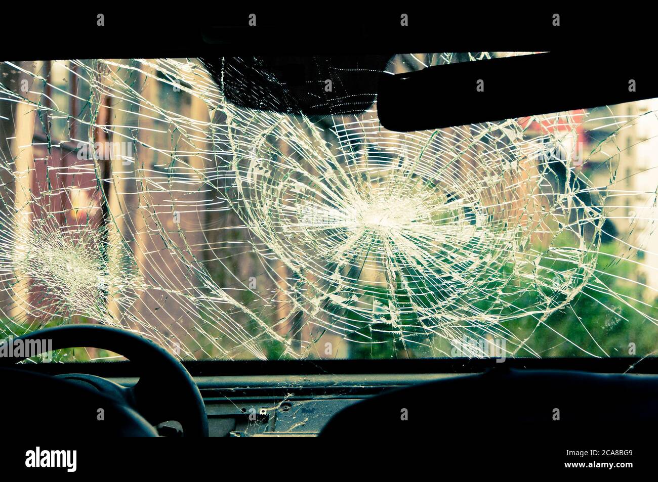 vista interna di un'auto con parabrezza schiacciato Foto Stock