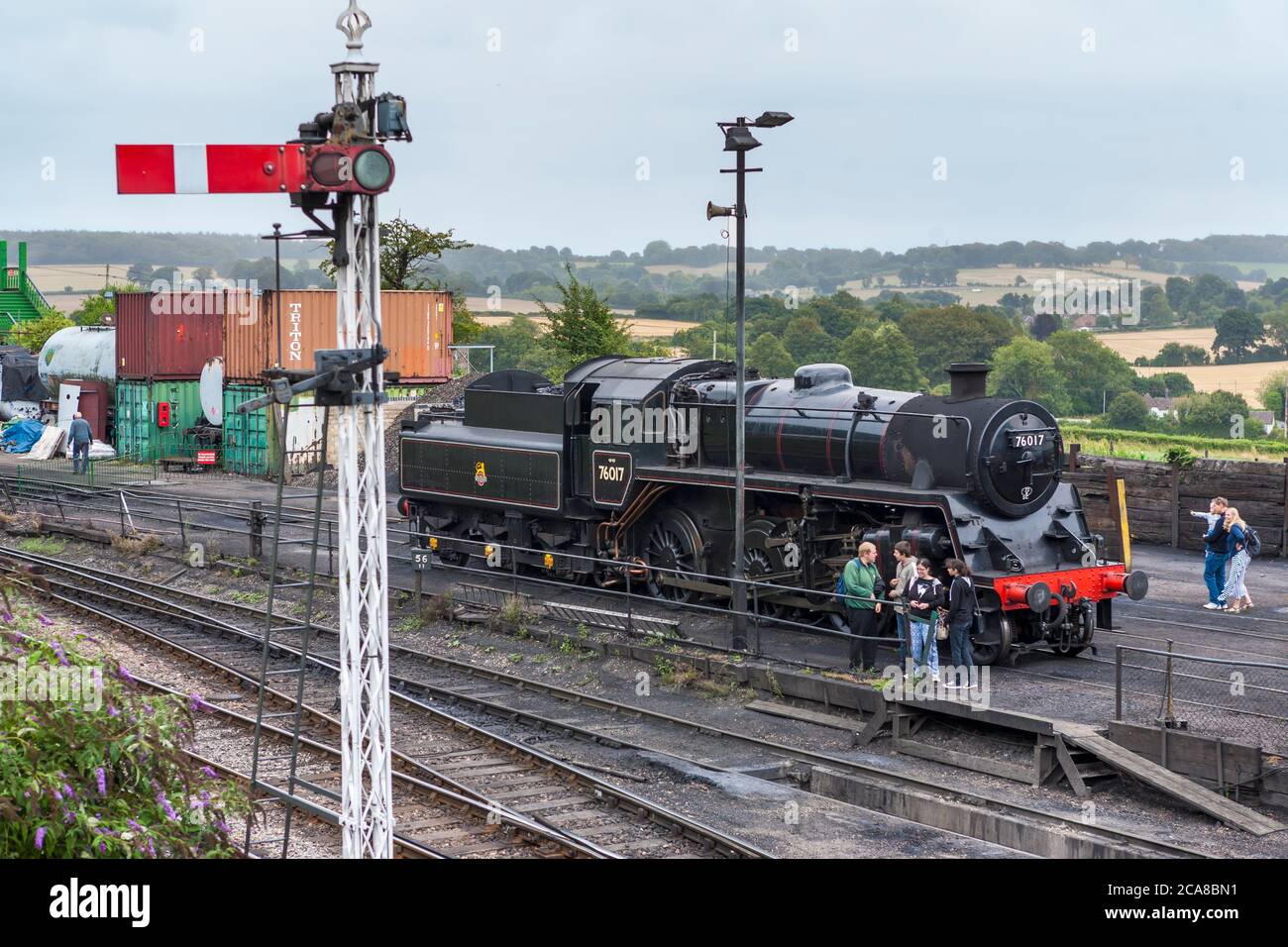 76017 - British Railways locomotiva a vapore DI classe standard DI 4 MT presso la stazione di Rotley sulla Ferrovia a vapore Mid-Hants (la linea di Watercress), Hampshire, Regno Unito Foto Stock