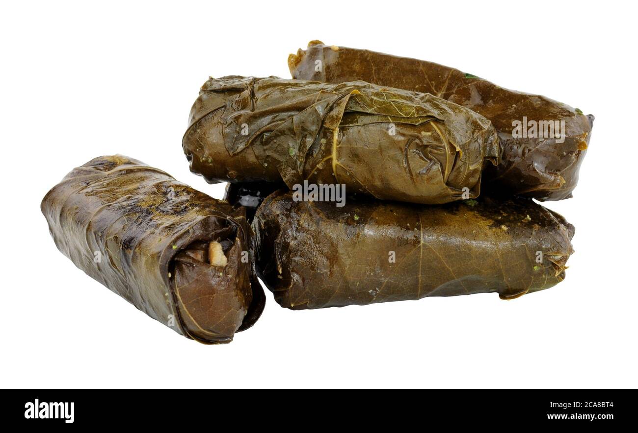 Foglie di vite farcite riempite di riso ed erbe isolate su sfondo bianco Foto Stock