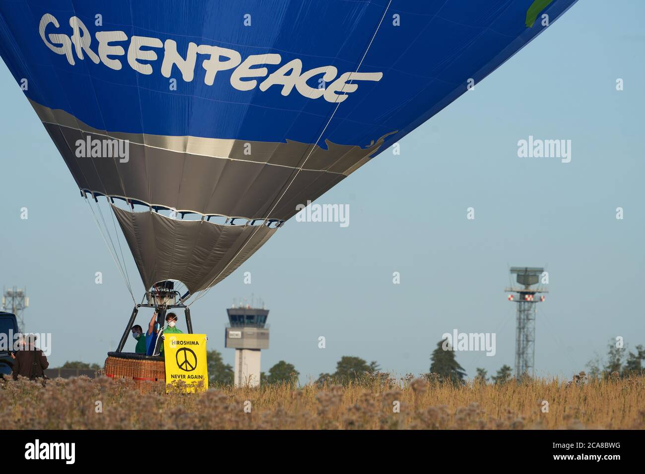 Buchel, Germania. 05 agosto 2020. Gli attivisti di Greenpeace protestano con una mongolfiera con l'iscrizione 'abolire le armi nucleari - vietare le armi nucleari' contro le armi nucleari di stanza all'aerostazione di Büchel. Lo sfondo è il 75° anniversario del bombardamento atomico della città giapponese di Hiroshima il 6 agosto. Foto: Thomas Frey/dpa Credit: dpa Picture Alliance/Alamy Live News Foto Stock