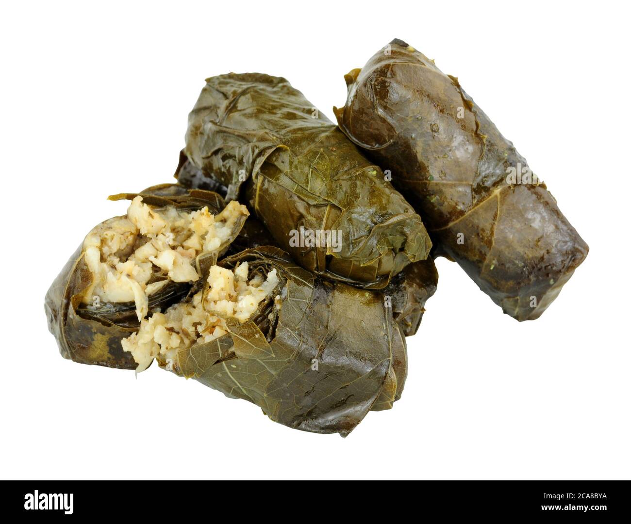 Foglie di vite farcite riempite di riso ed erbe isolate su sfondo bianco Foto Stock