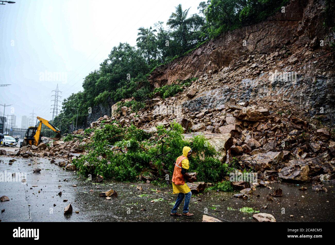 (200805) -- MUMBAI, 5 agosto 2020 (Xinhua) -- Foto scattata il 4 agosto 2020 mostra il luogo di una frana sulla superstrada occidentale a causa delle forti piogge a Mumbai, India. Le forti piogge hanno devastato la città di Mumbai, portando alla disboscamento delle acque e al flusso eccessivo di fiumi interni all'interno della città di martedì. Il traffico veicolare sulla superstrada occidentale della città, che collega la città tra il nord e il sud, è stato gravemente colpito dopo una massiccia frana avvenuta a Kandivali, nel nord di Mumbai, a causa delle piogge notturne. (Str/Xinhua) Foto Stock