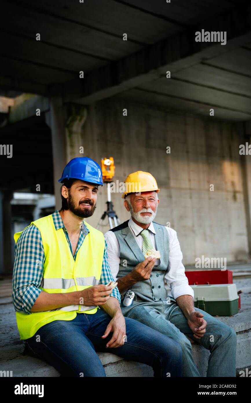 Gli architetti e i business manager e ingegnere di prendere una pausa durante il lavoro Foto Stock