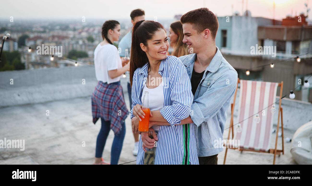 Coppia felice godendo bevande e balcone parte. Foto Stock