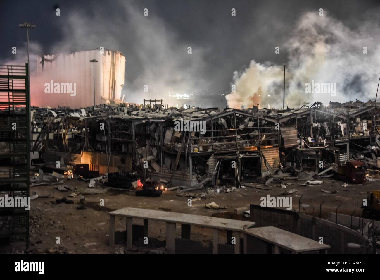 Beirut, Libano. 4th ago 2020. L'area portuale della capitale a seguito di un'enorme esplosione in un impianto di stoccaggio. L'ondata di esplosione causata dalla detonazione ha causato danni agli edifici fino a dieci miglia di distanza, uccidendo oltre 200 persone e ferendo più di 6000 persone. Credit: Elizabeth Fitt/Alamy Live News Foto Stock