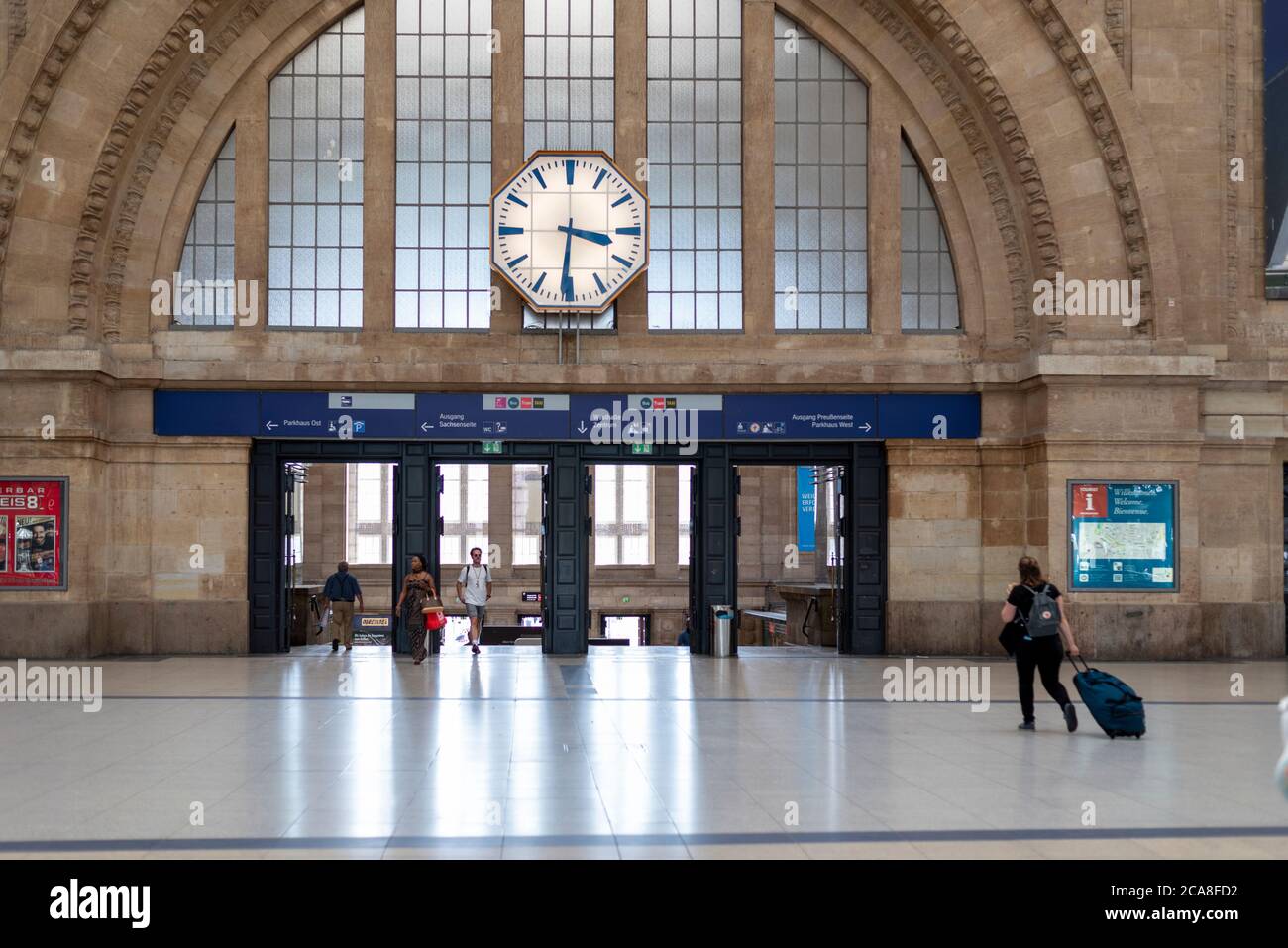 Lipsia, Germania. 24 luglio 2020. Orologi particolarmente grandi appendono nella stazione principale. Questa è appesa sopra la sala d'ingresso. Credit: Stefano Nosini/dpa-Zentralbild/ZB/dpa/Alamy Live News Foto Stock