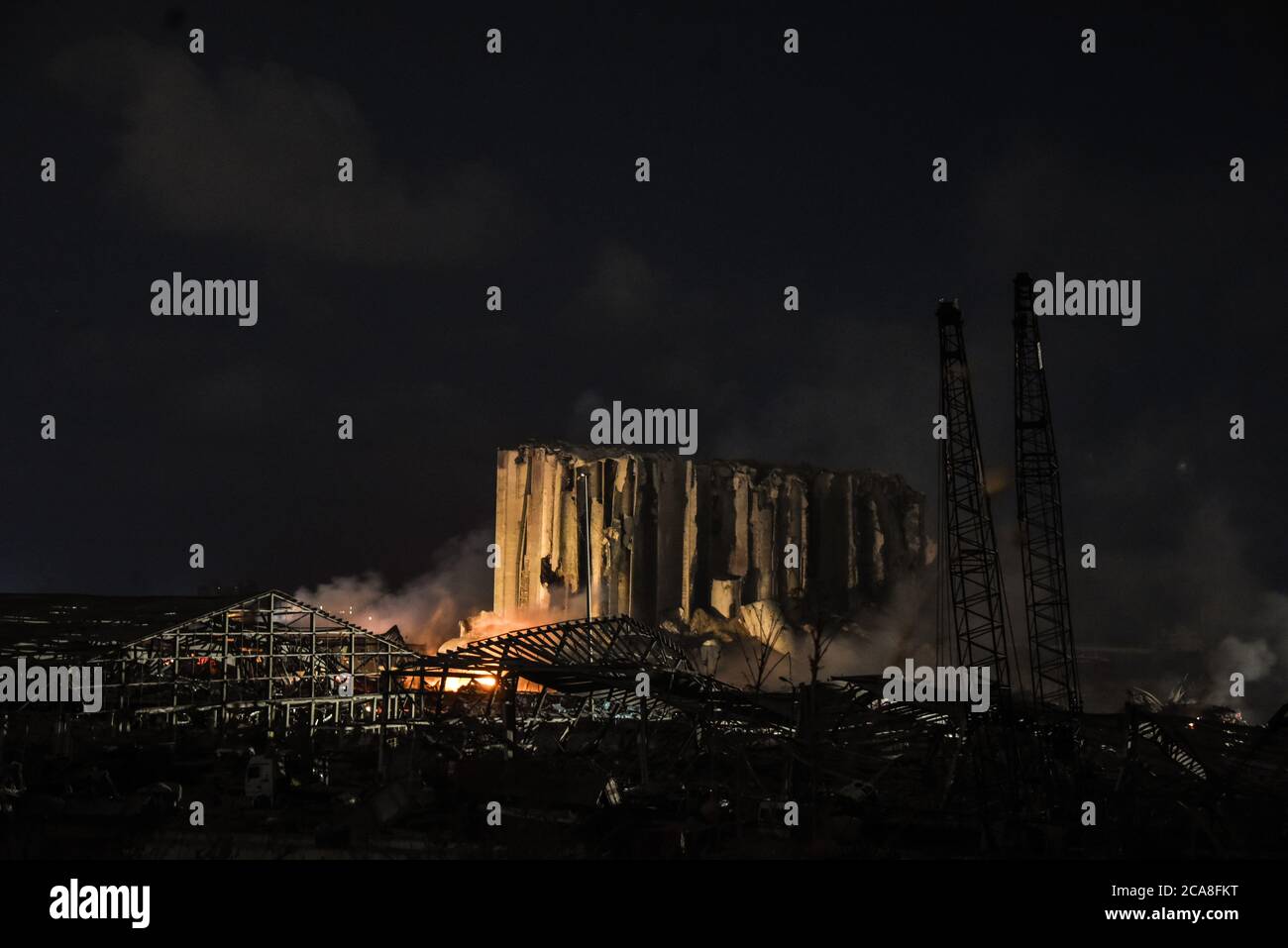 Beirut, Libano. 4th ago 2020. L'area portuale della capitale a seguito di un'enorme esplosione in un impianto di stoccaggio. L'ondata di esplosione causata dalla detonazione ha causato danni agli edifici fino a dieci miglia di distanza, uccidendo oltre 200 persone e ferendo più di 6000 persone. Credit: Elizabeth Fitt/Alamy Live News Foto Stock