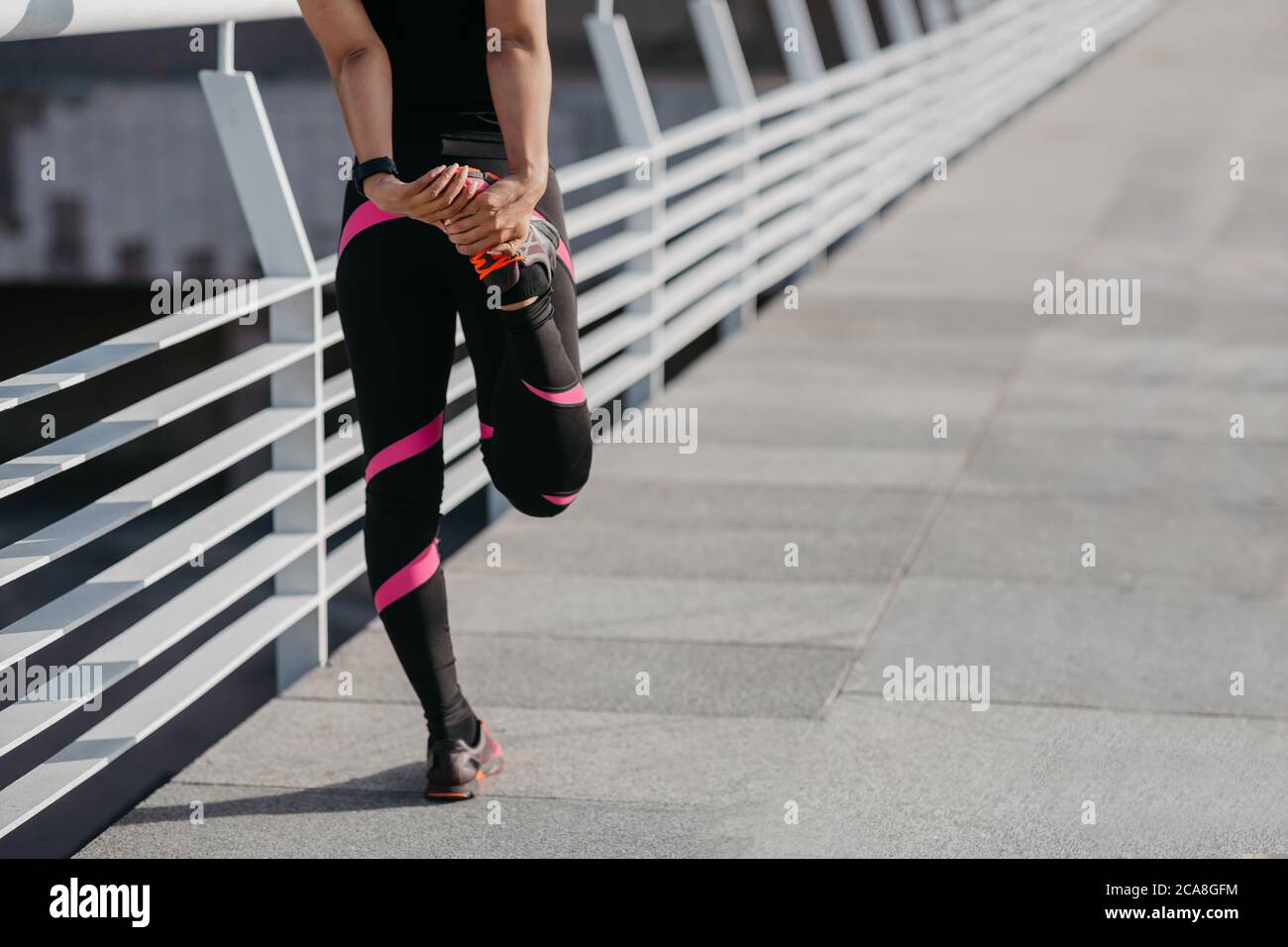 Stile di vita sano, corpo sottile ed esercizio fisico. Ragazza afroamericana facendo esercizi alle gambe Foto Stock