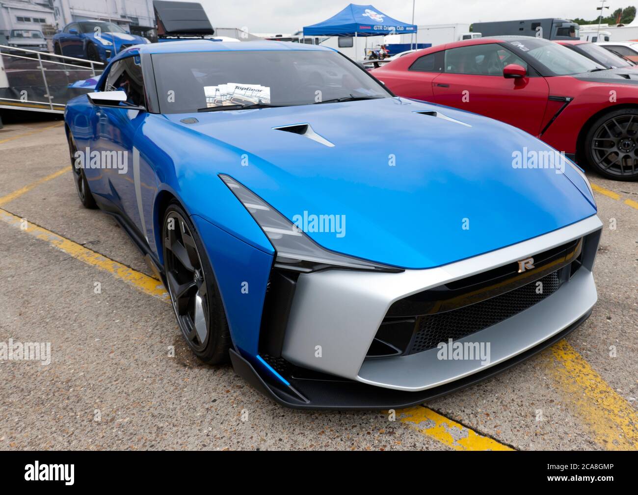 Vista frontale di tre quarti di un concetto di Nissan GT-R50 in esposizione nell'area GT-R Drivers Club della Silverstone Classic 2019 Foto Stock