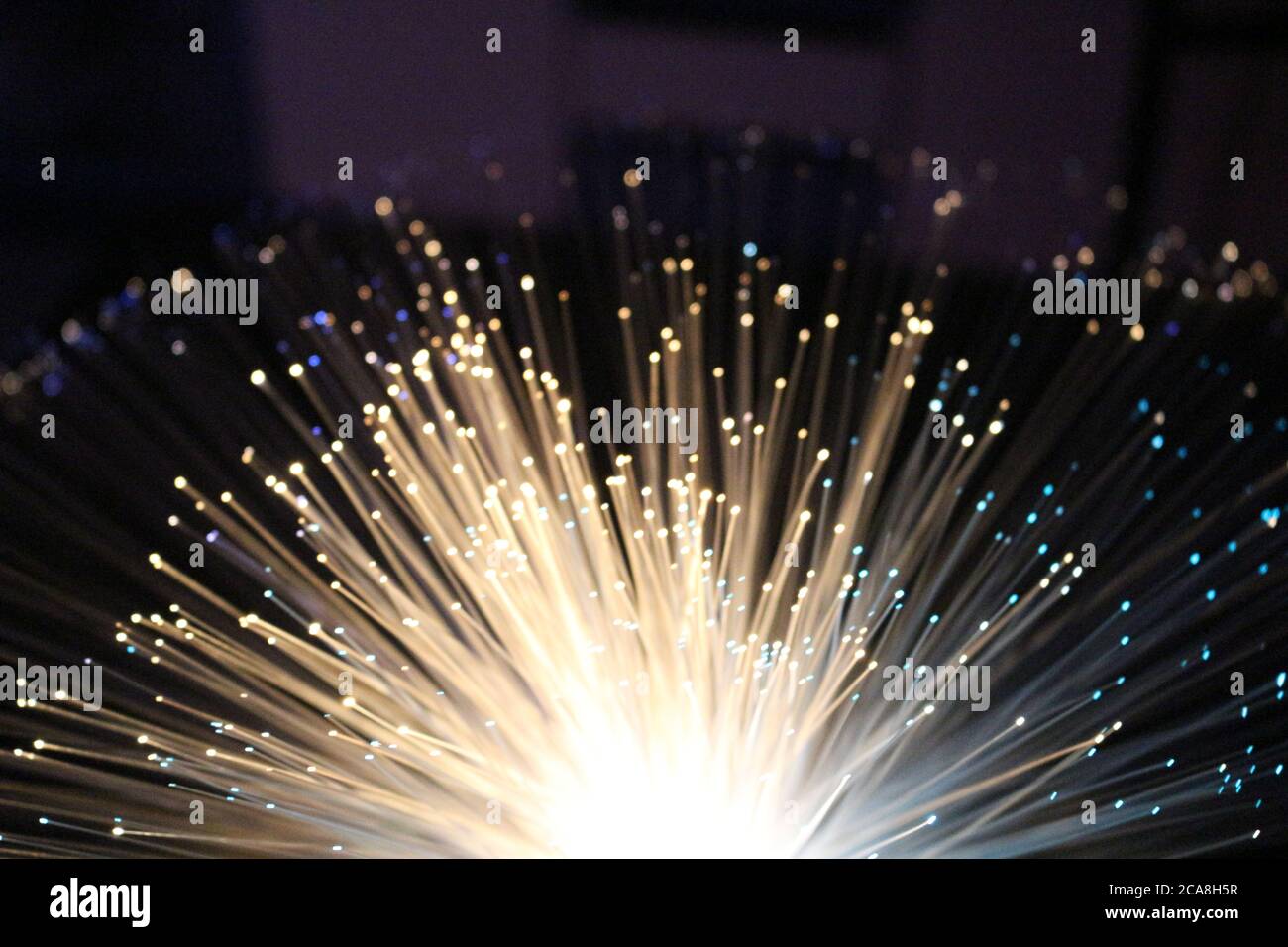 La lampada a fibra ottica produce effetti di illuminazione suggestivi Foto  stock - Alamy