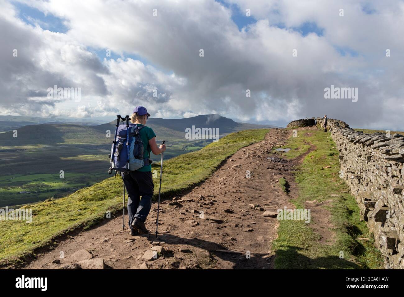 Walker si avvicina al vertice di Whernside dal Nord, Yorkshire Dales, Regno Unito Foto Stock