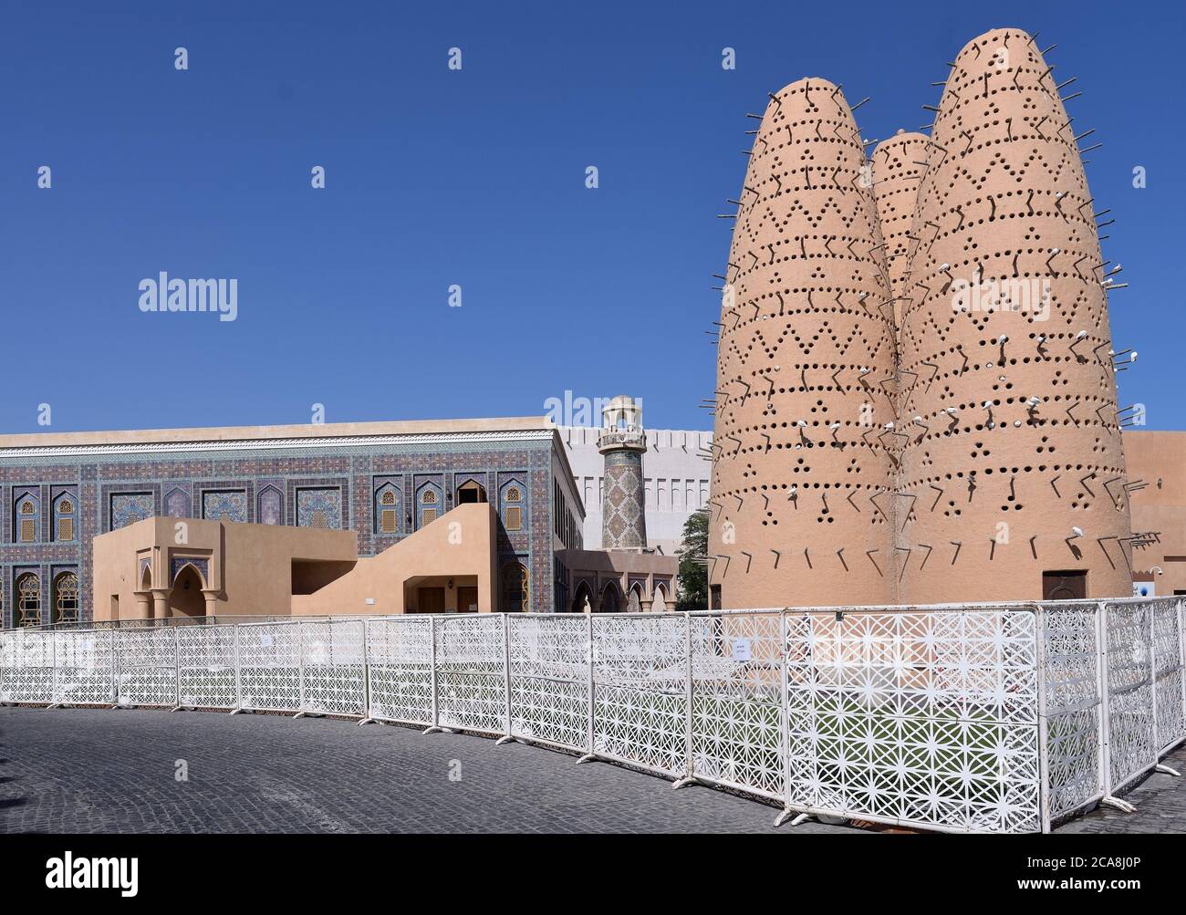 VILLAGGIO CULTURALE DEL QATAR. A DOHA. ARCHITETTURA ISLAMICA TRADIZIONALE E MODERNA Foto Stock