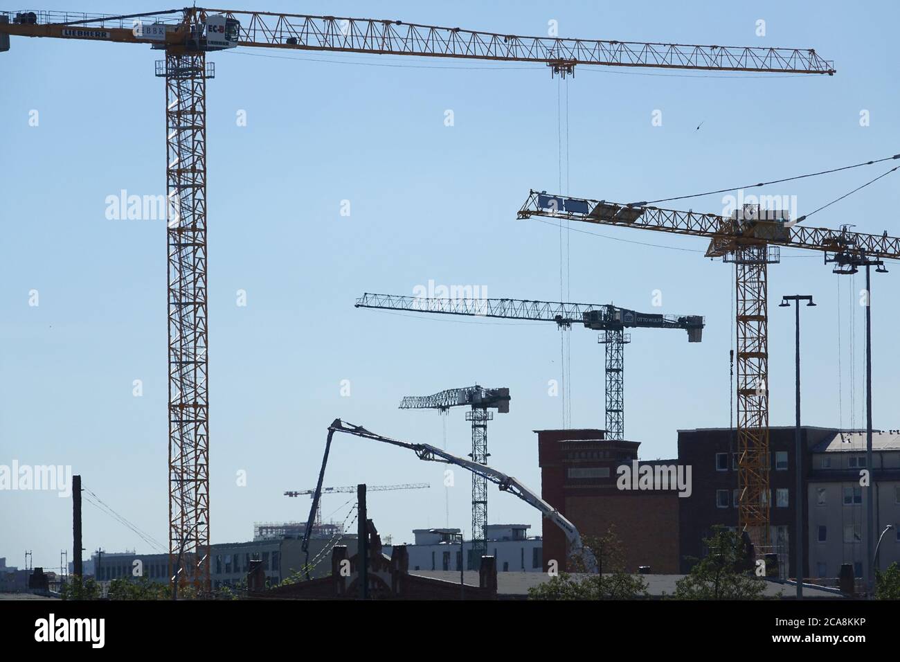 Berlino, Germania. 31 luglio 2020. Durante i lavori di costruzione, le gru di costruzione si trovano sul sito dell'ex macello centrale di Prenzlauer Berg. Oggi vi sono edifici per uffici, spazi per la gastronomia, la vendita al dettaglio e gli appartamenti. Credit: Alexandra Schuler/dpa/Alamy Live News Foto Stock