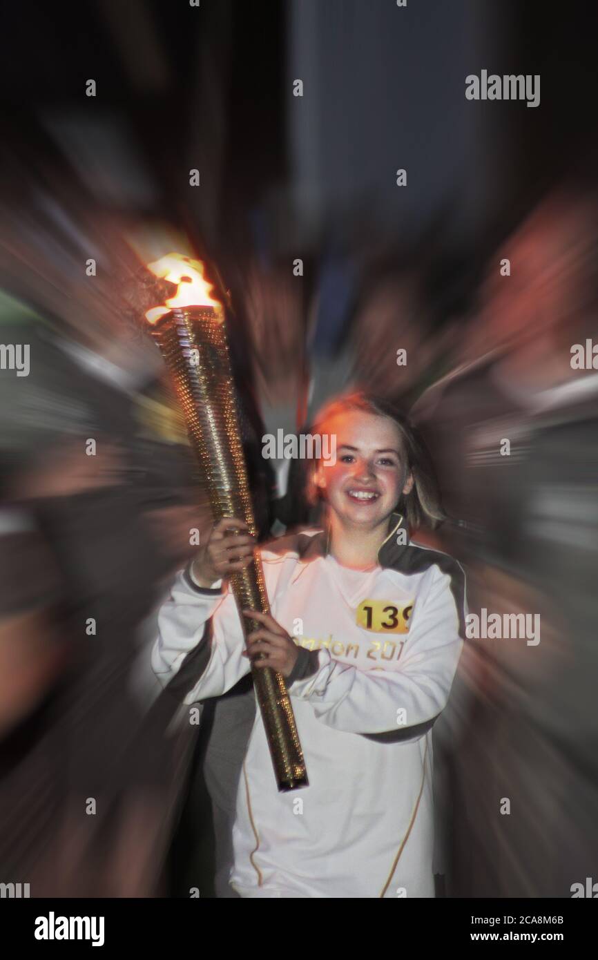 Una folla stimata di 40,000 si è riunita a Plymouth Hoe per l'arrivo della torcia olimpica alla fine del giorno uno del relè da Lands End, trasportato Foto Stock