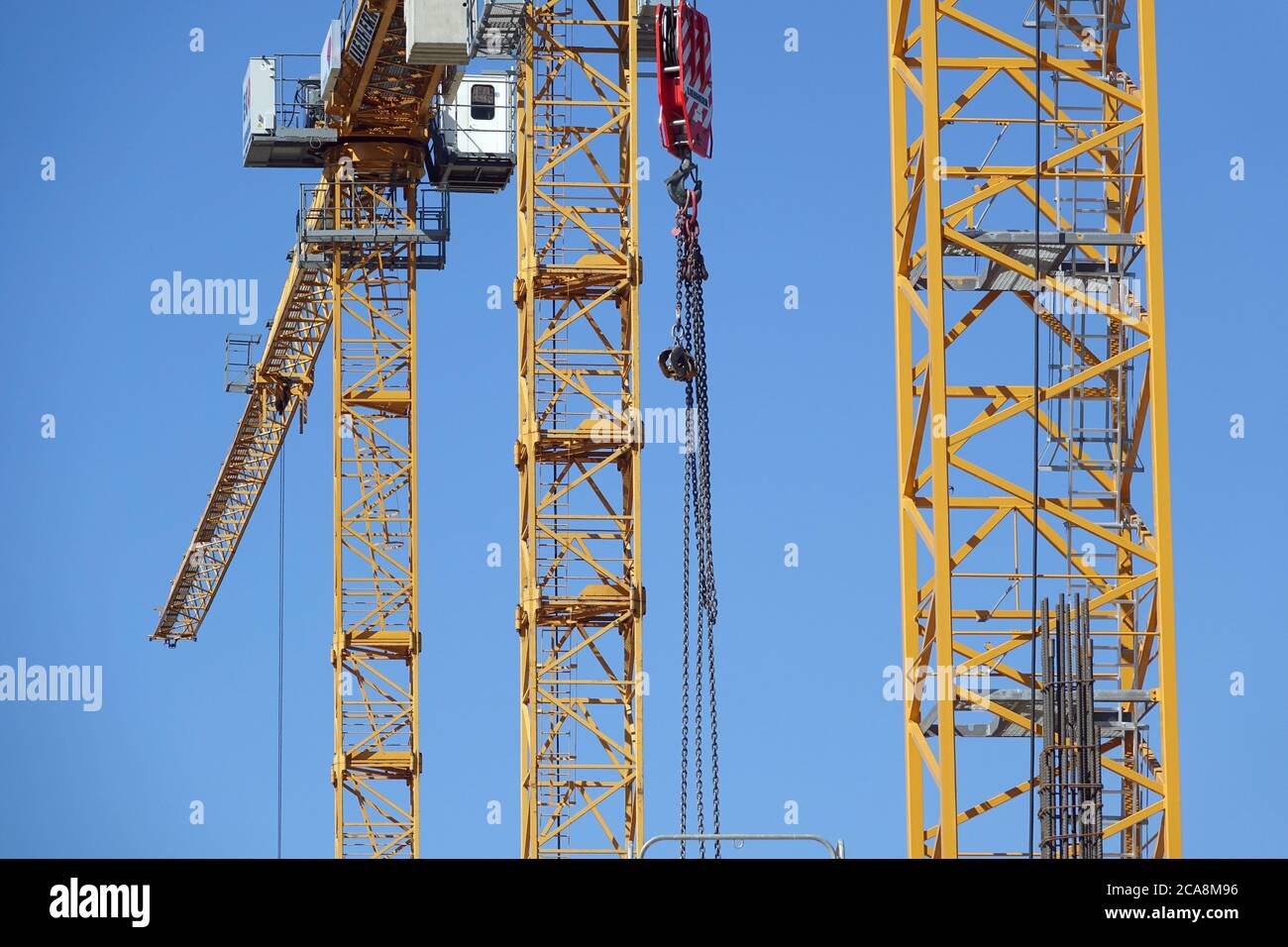 Berlino, Germania. 31 luglio 2020. Durante i lavori di costruzione, le gru di costruzione si trovano sul sito dell'ex macello centrale di Prenzlauer Berg. Oggi vi sono edifici per uffici, spazi per la gastronomia, la vendita al dettaglio e gli appartamenti. Credit: Alexandra Schuler/dpa/Alamy Live News Foto Stock