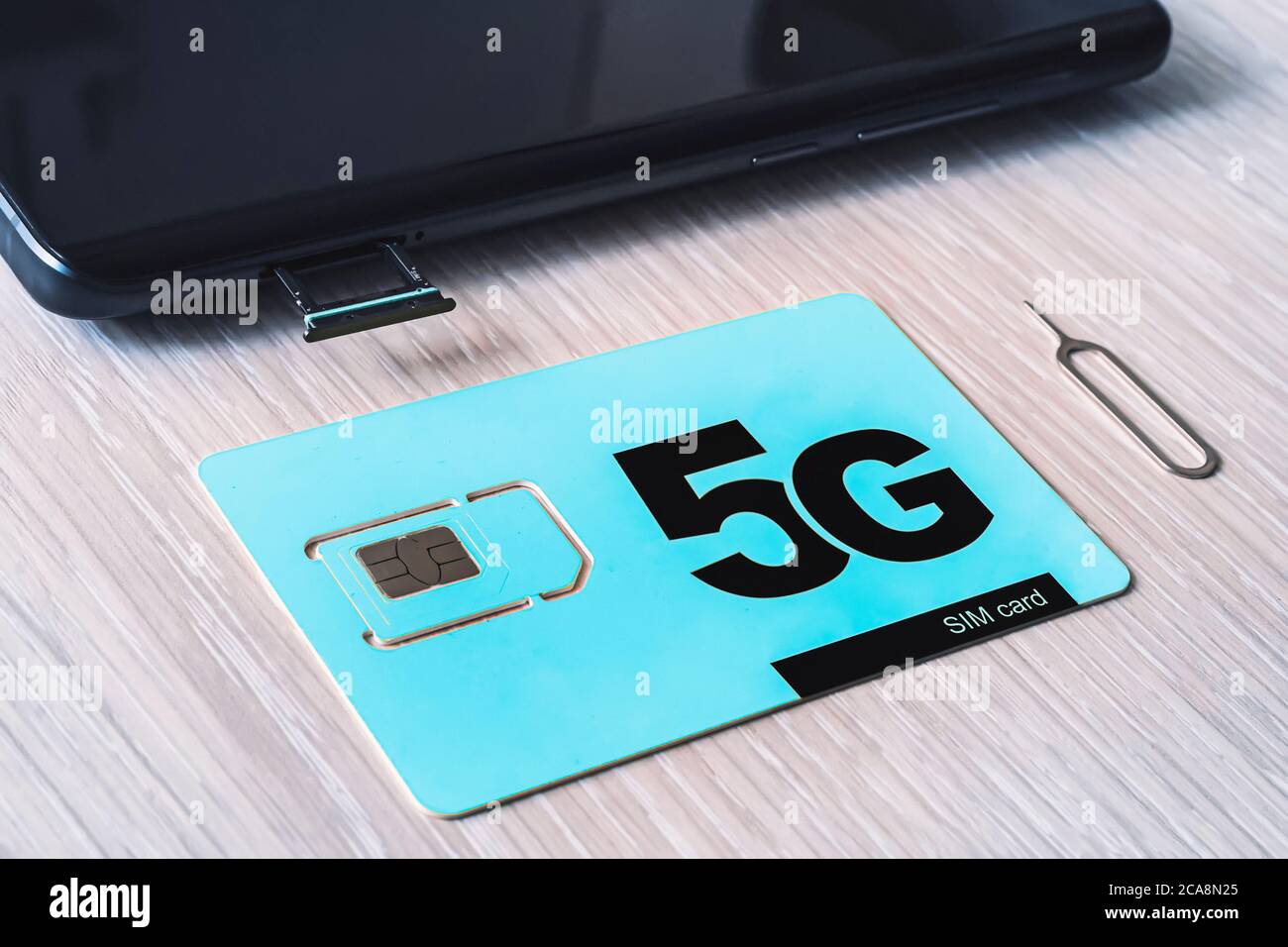 Due schede sim, telefono e computer. 5G quinta generazione di comunicazioni mobili Foto Stock
