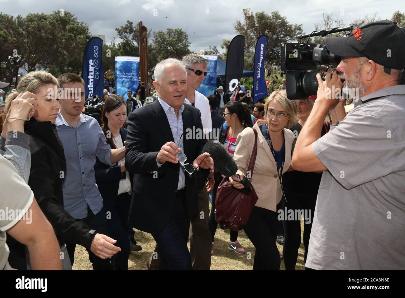 Il PM australiano, Malcolm Turnbull incontra il pubblico e pone per le foto a Marks Park, Tamarama durante la scultura del mare, Bondi 2015 mostra. Foto Stock