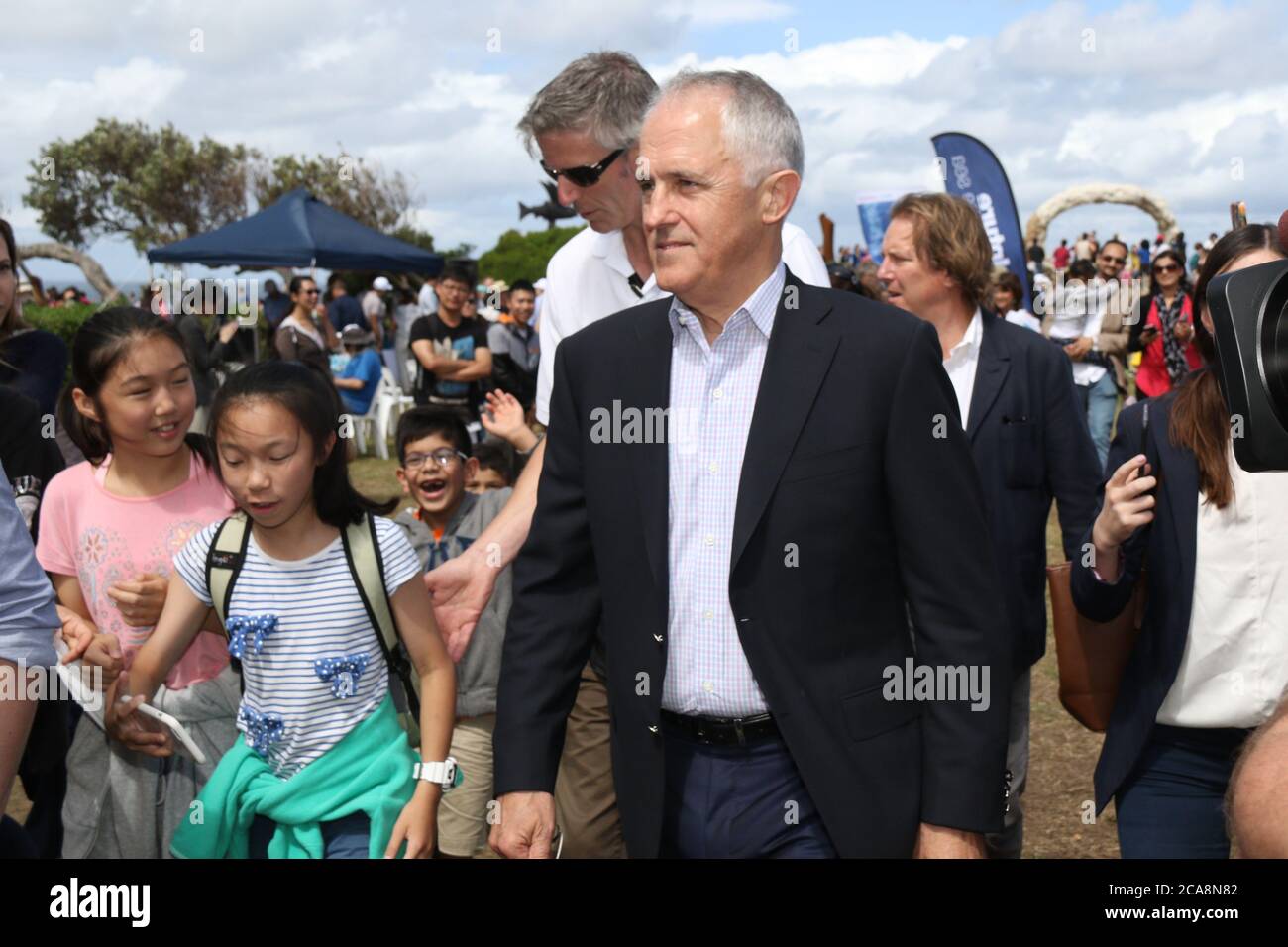 Il PM australiano, Malcolm Turnbull incontra il pubblico e pone per le foto a Marks Park, Tamarama durante la scultura del mare, Bondi 2015 mostra. Foto Stock