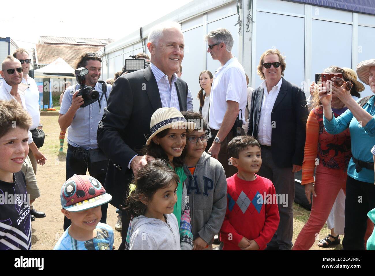 Il PM australiano, Malcolm Turnbull incontra il pubblico e pone per le foto a Marks Park, Tamarama durante la scultura del mare, Bondi 2015 mostra. Foto Stock