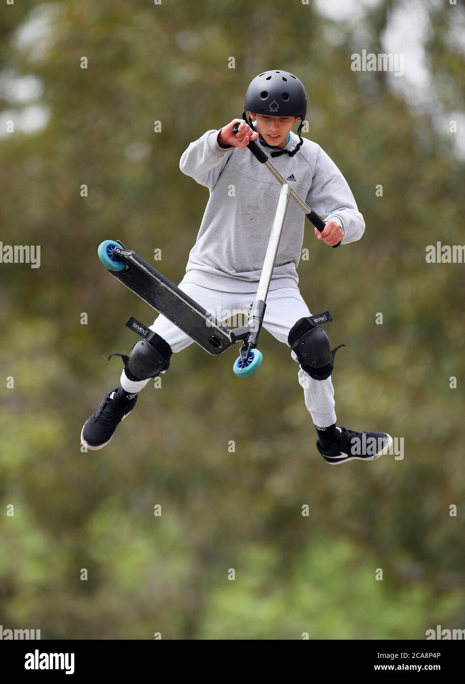 North East Skate Park Series Round 11. 9 novembre 2019. Un ragazzo adolescente esegue un trucco a mezz'aria. Foto Stock