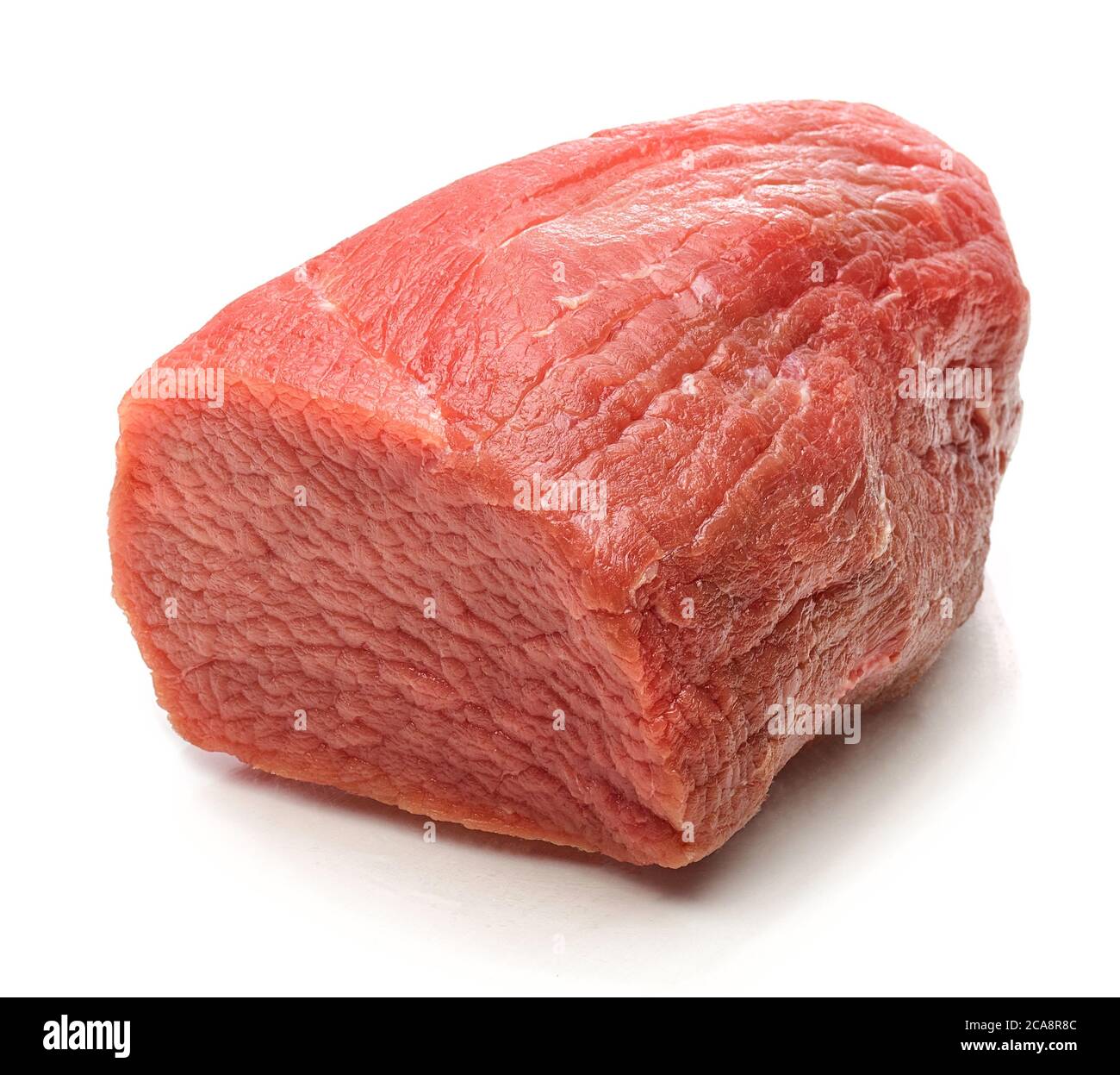 Crudo fresco di carne di manzo isolato su sfondo bianco Foto Stock