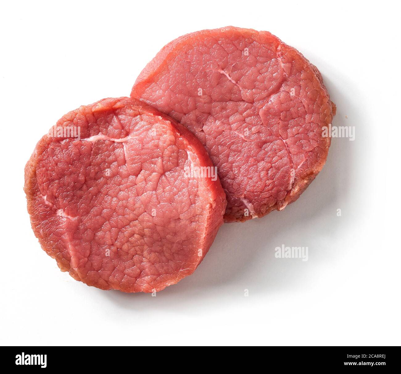 Fette fresche di carne di manzo, isolate su sfondo bianco, vista dall'alto Foto Stock