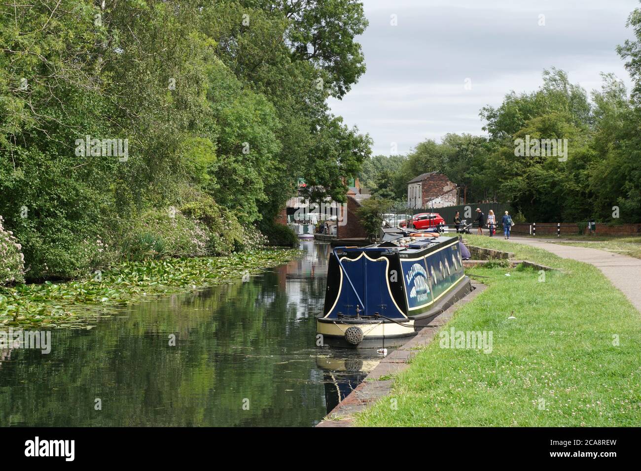 Chiatta ormeggiata lungo il percorso di traino laterale sul canale Stourbridge vicino al magazzino Bonded. West Midlands, Black Country. Inghilterra. REGNO UNITO Foto Stock