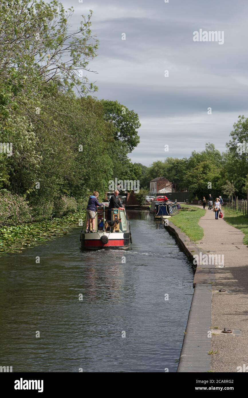 Chiatta che naviga sul canale di Stourbridge vicino al magazzino di Bonded. West Midlands, Black Country. Inghilterra. REGNO UNITO Foto Stock