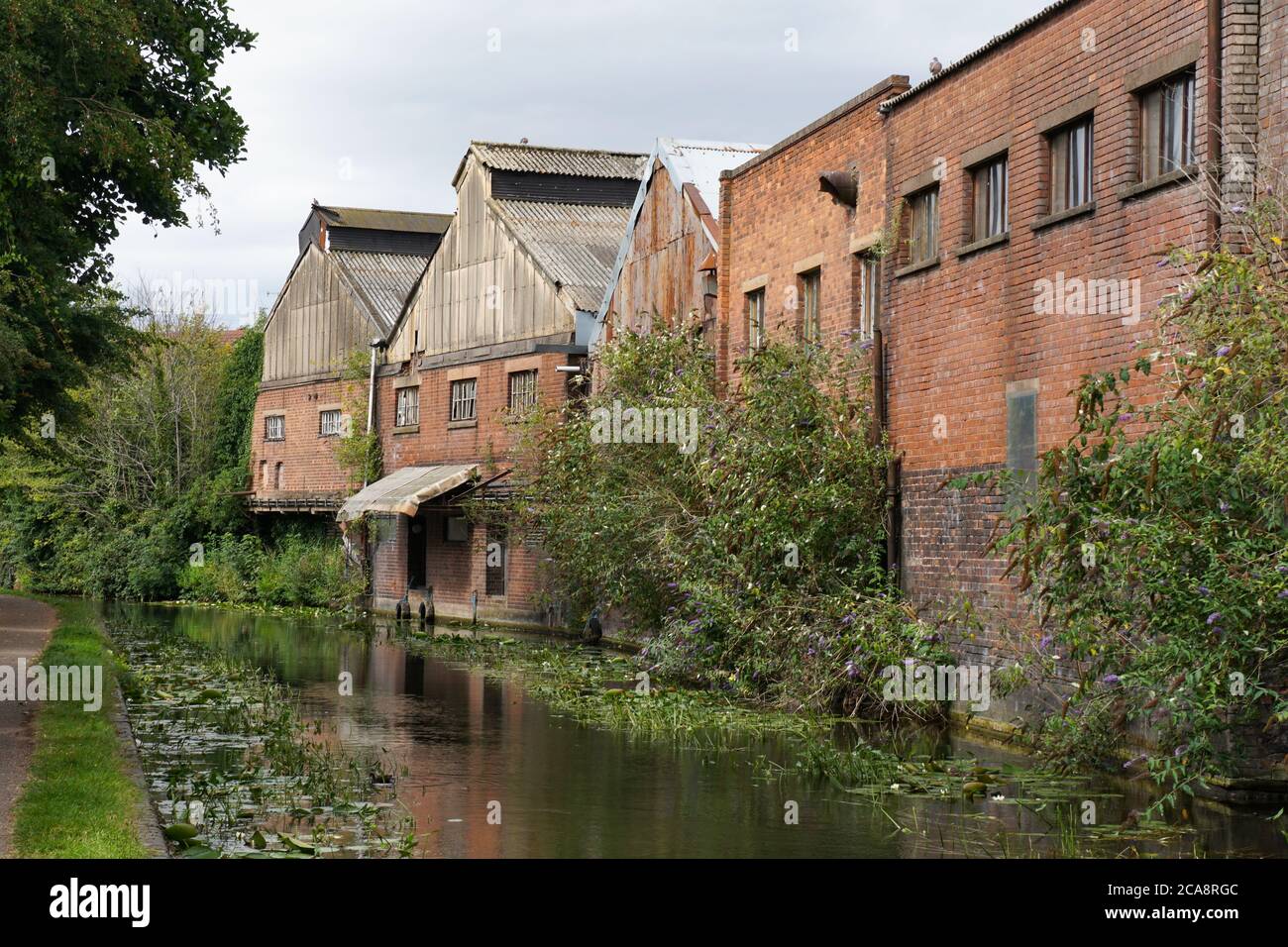 Vecchi edifici di fabbrica che si affacciano sul canale di Stourbridge. Paese nero. West Midlands. Inghilterra. REGNO UNITO Foto Stock