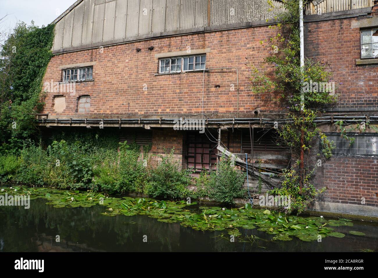 Vecchi edifici di fabbrica che si affacciano sul canale di Stourbridge. Paese nero. West Midlands. Inghilterra. REGNO UNITO Foto Stock