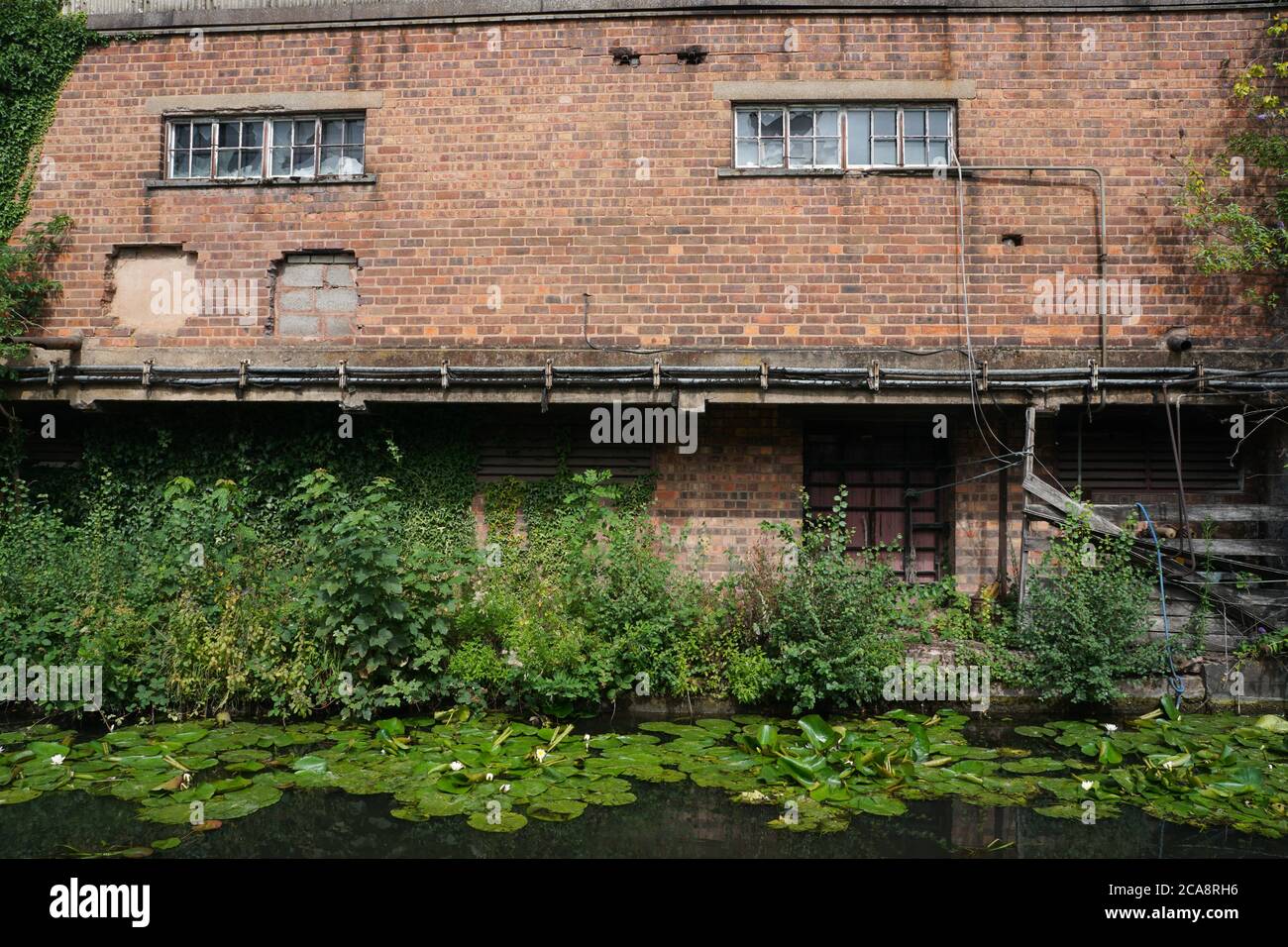 Vecchi edifici di fabbrica che si affacciano sul canale di Stourbridge. Paese nero. West Midlands. Inghilterra. REGNO UNITO Foto Stock