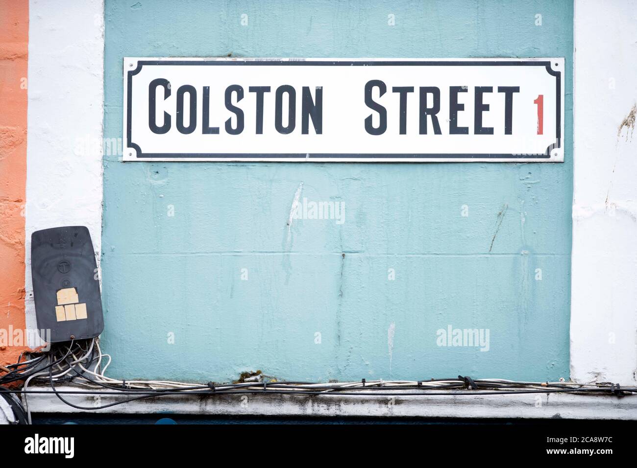 Targhetta di nome di Colston Street dopo la deposizione della statua di Edward Colston a Bristol nel giugno 2020 Foto Stock