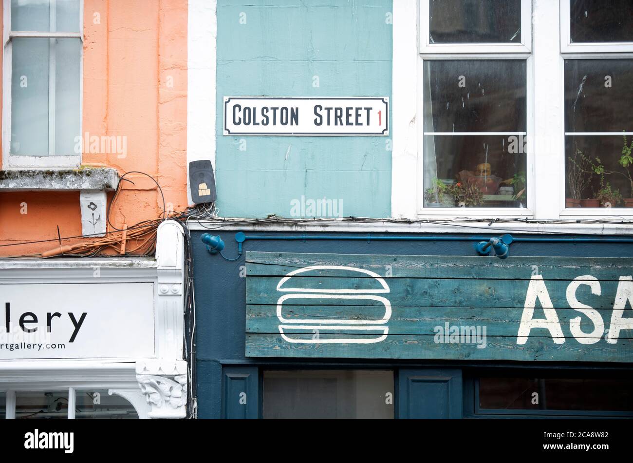 Targhetta di nome di Colston Street dopo la deposizione della statua di Edward Colston a Bristol nel giugno 2020 Foto Stock