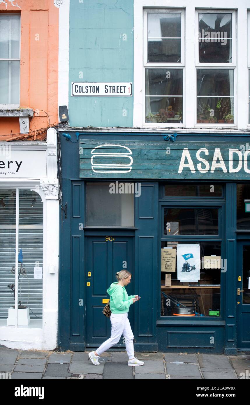 Targhetta di nome di Colston Street dopo la deposizione della statua di Edward Colston a Bristol nel giugno 2020 Foto Stock