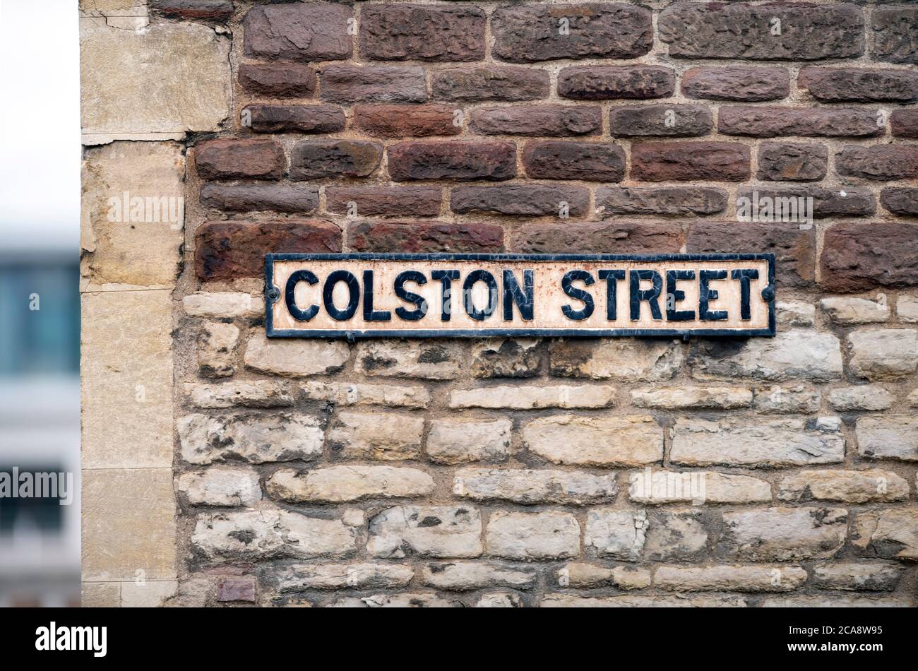Targhetta di nome di Colston Street sulla Cappella dei tre Re di Colonia dopo la deposizione della statua di Edward Colston a Bristol giugno 2020 Foto Stock