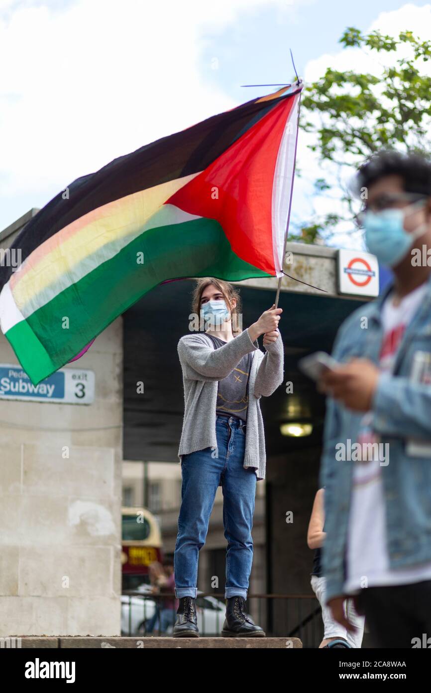 Un protestore fa ondere una bandiera palestinese durante una dimostrazione di Black Lives Matter, Marble Arch, Londra, 2 agosto 2020 Foto Stock