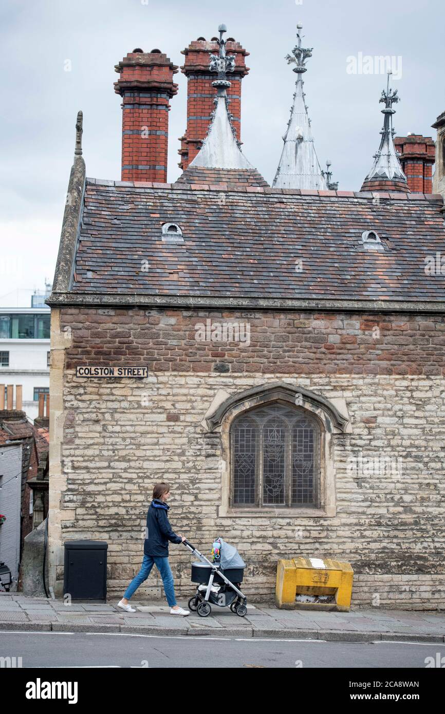 Scena di Colston Street a seguito della rovesciamento della statua di Edward Colston a Bristol giugno 2020 Foto Stock