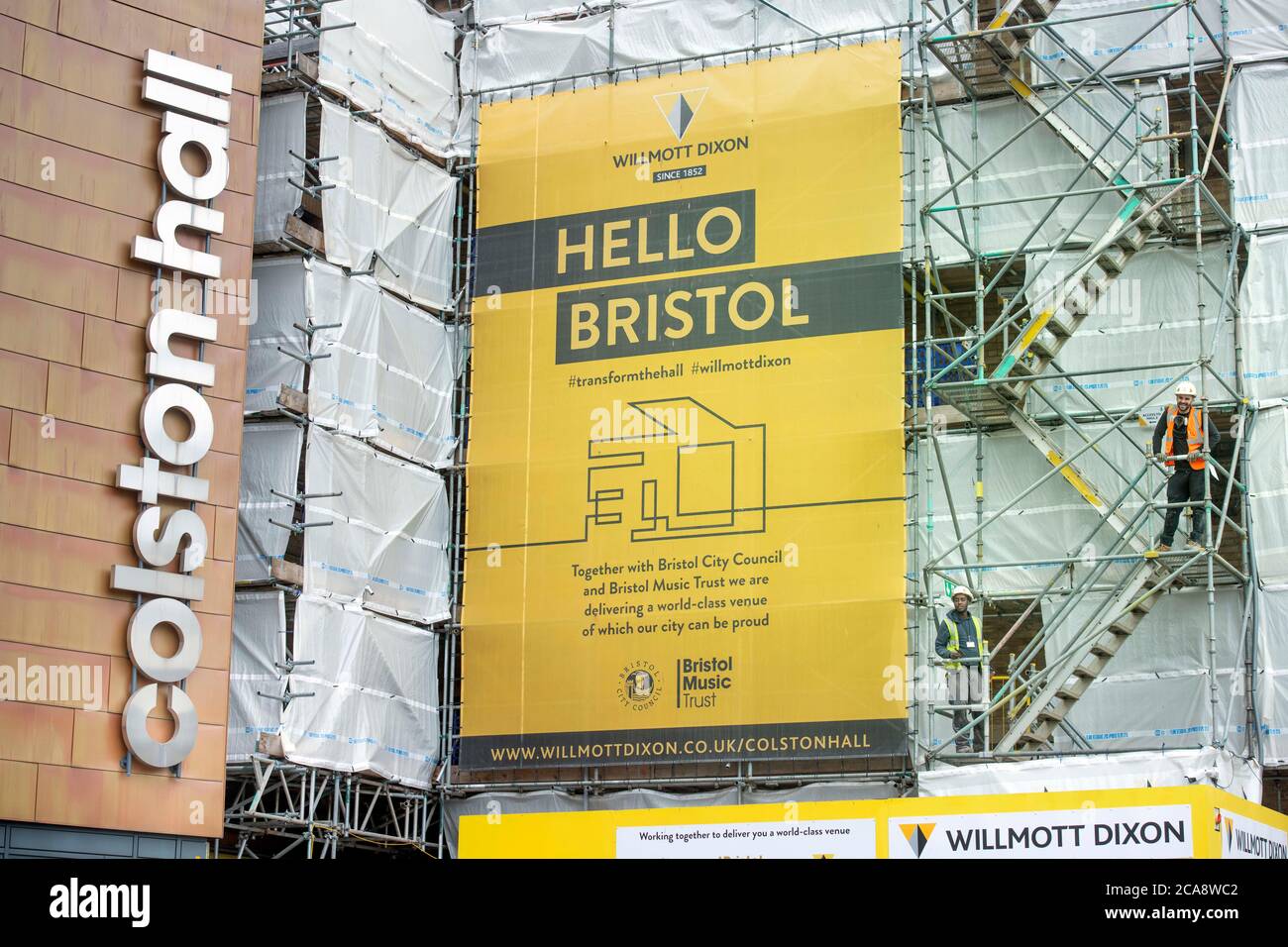 La Sala di Colston a seguito della deposizione della statua di Edward Colston a Bristol , 10 giugno 2020 poco prima che il nome venisse preso. Foto Stock