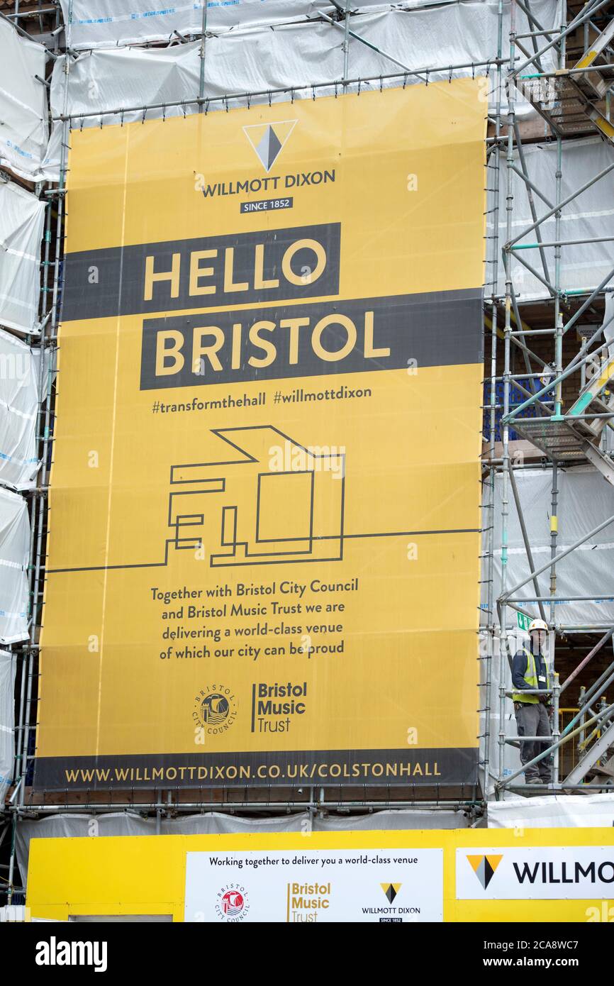 Lavori di costruzione presso la Colston Hall in seguito alla statua rovesciata di Edward Colston a Bristol, 10 giugno 2020 poco prima che il nome fosse abbattuto. Foto Stock