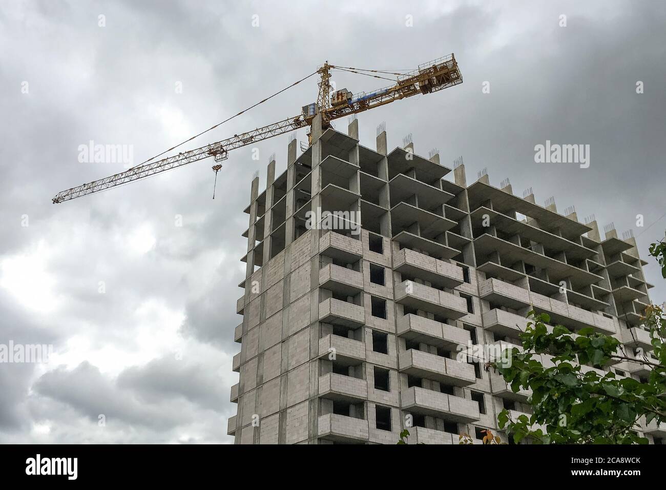 Nuovo edificio residenziale a più piani. Finestre e pareti in una casa in costruzione. Ingegneria civile moderna. Industria degli edifici. Costrutti urbani Foto Stock