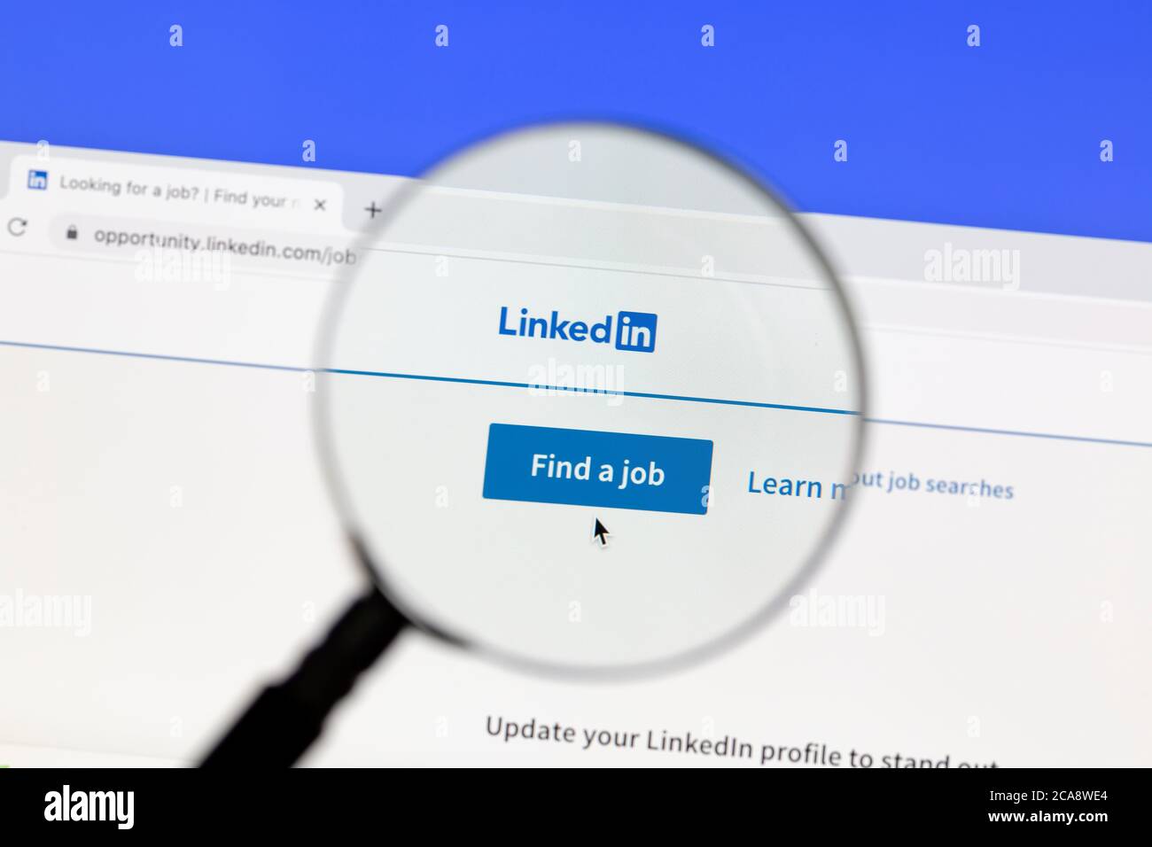 Ostersund, Svezia - 5 agosto 2020: Sito di LinkedIn sotto una lente di ingrandimento. LinkedIn è un sito Web di social networking orientato alle aziende. Foto Stock