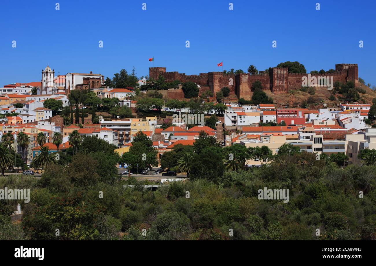 Portogallo, Regione Algarve, Vista panoramica della città medievale di Silves - antico castello all'orizzonte. Foto Stock