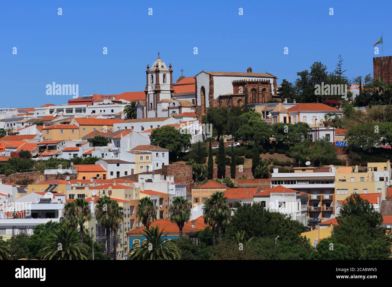 Portogallo, Regione dell'Algarve, Vista panoramica della città medievale di Silves - la cattedrale all'orizzonte. Foto Stock