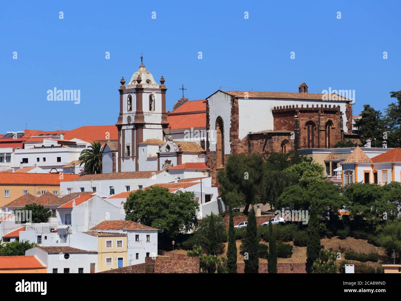 Portogallo, Regione dell'Algarve, Vista panoramica della città medievale di Silves - la cattedrale all'orizzonte. Foto Stock