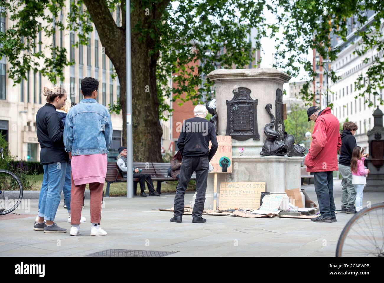 Una scena presso l'ex sito della statua di Edward Colston che è stato ribaltato nel porto di Bristol durante la dimostrazione Black Lives Matter giugno 2020 Foto Stock