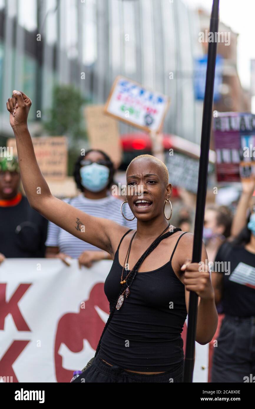 Ritratto di una donna protesteria con la sua pugno clenched durante una dimostrazione Black Lives Matter, Londra, 2 agosto 2020 Foto Stock