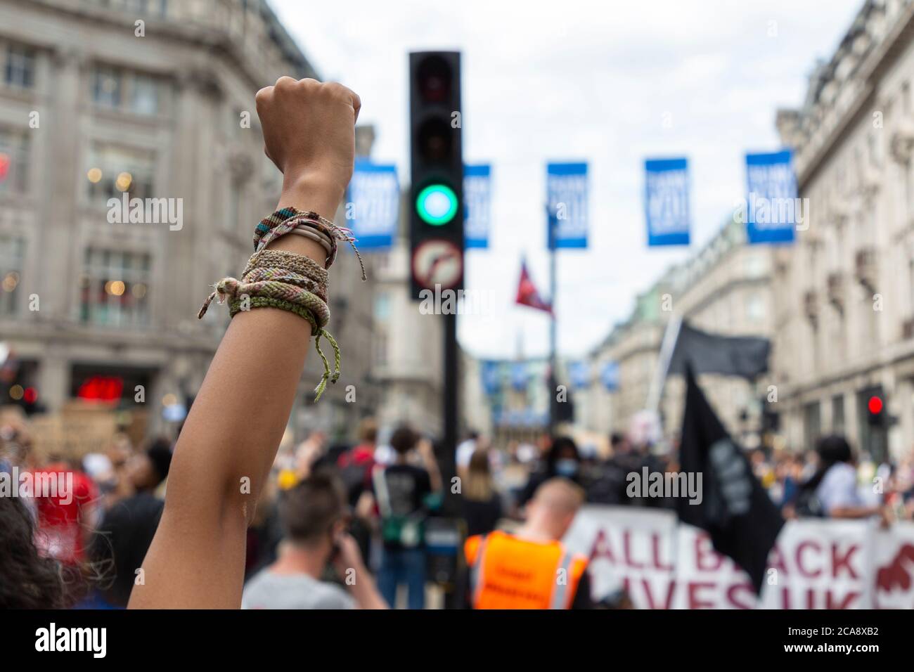 Primo piano di un manifestante clenched fist durante una dimostrazione Black Lives Matter, Oxford Circus, Londra, 2 agosto 2020 Foto Stock
