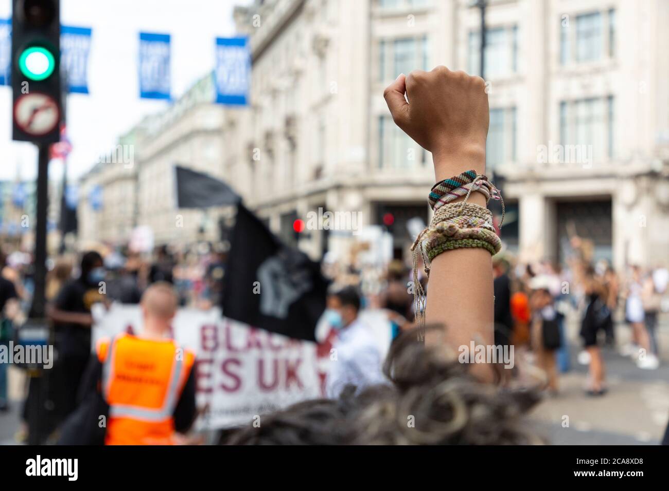 Primo piano di un manifestante clenched fist durante una dimostrazione Black Lives Matter, Oxford Circus, Londra, 2 agosto 2020 Foto Stock
