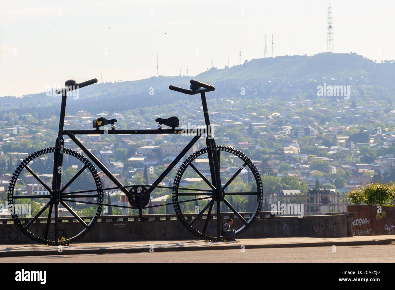 Gigantesca scultura in bronzo di bicicletta su Rose Revolution Square a Tbilisi, Georgia Foto Stock